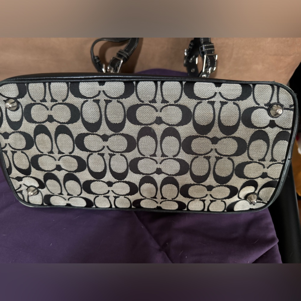 Authentic Coach signature handbag - Picture 2 of 5